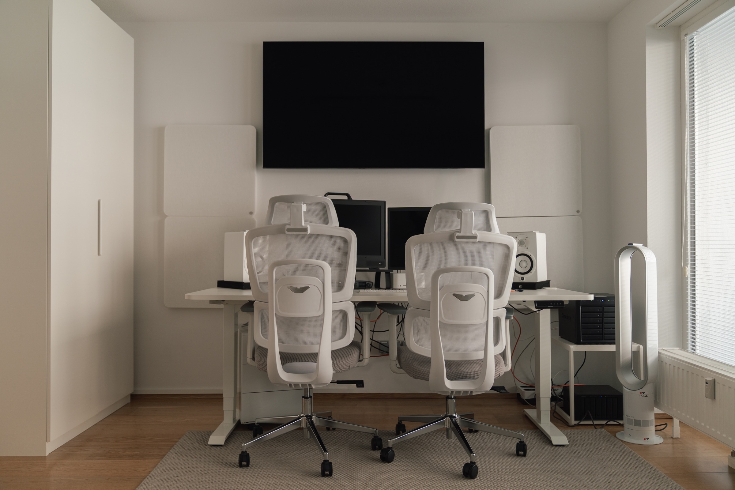 SOHOT Schnittraum mit ergonomischen Arbeitsplätzen